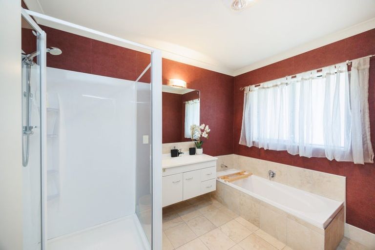 Photo of property in 23 Johnstone Drive, Fitzherbert, Palmerston North, 4410