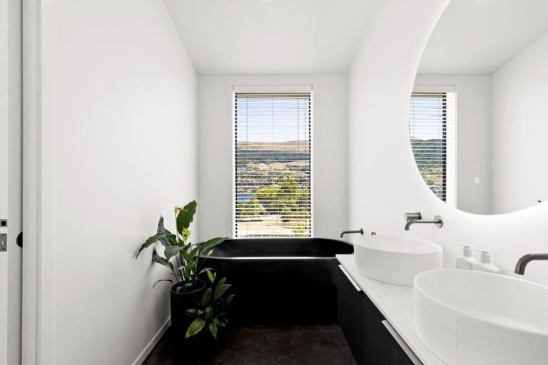 Photo of property in 8 Spring Hill Road, Kelvin Heights, Queenstown, 9300