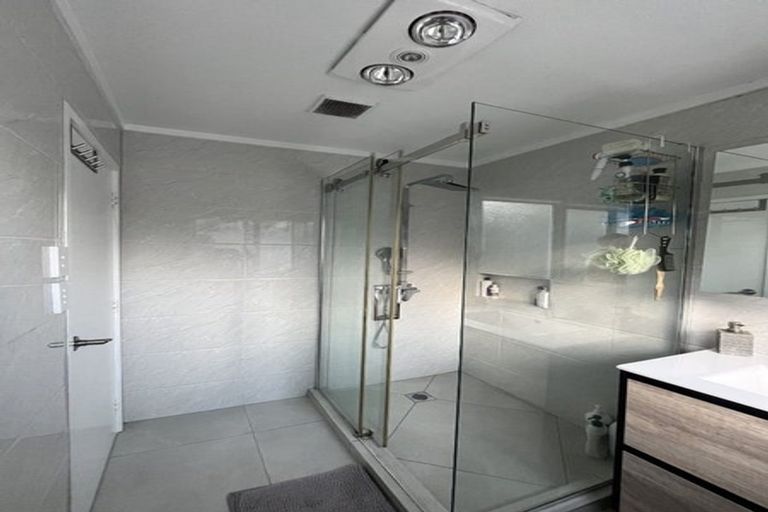 Photo of property in 2/17 Lambrown Drive, Totara Vale, Auckland, 0629