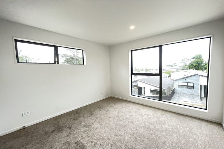 Photo of property in 8/105 Hobsonville Road, West Harbour, Auckland, 0618
