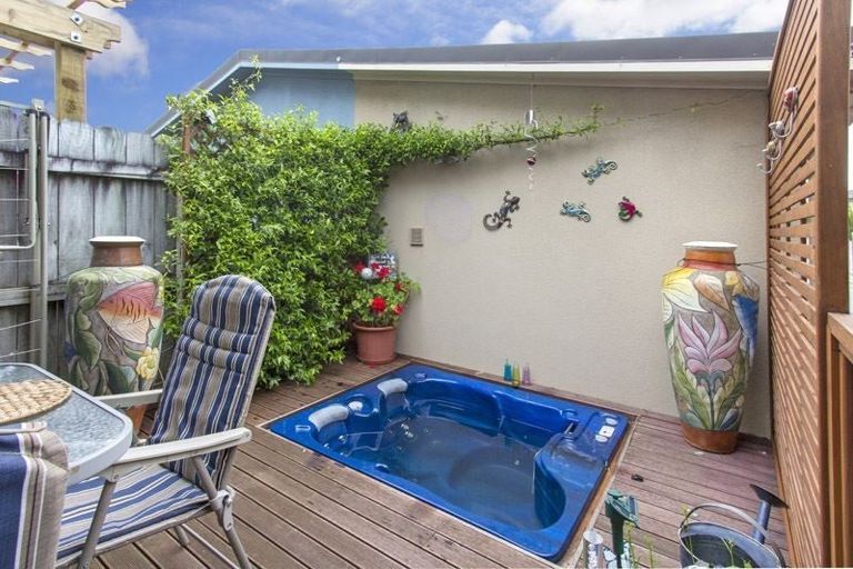 Photo of property in 31 Spalding Rise, Golflands, Auckland, 2013