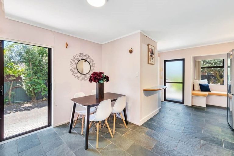 Photo of property in 2/3 Aorangi Place, Birkenhead, Auckland, 0626