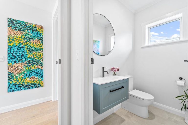 Photo of property in 12 Sandpiper Avenue, Point Wells, 0986