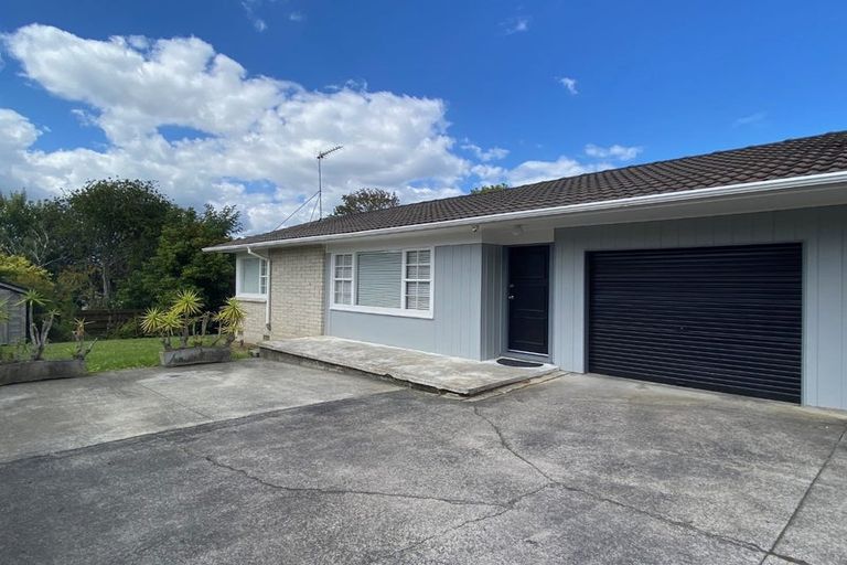 Photo of property in 2/23 Manhattan Heights, Glendene, Auckland, 0602