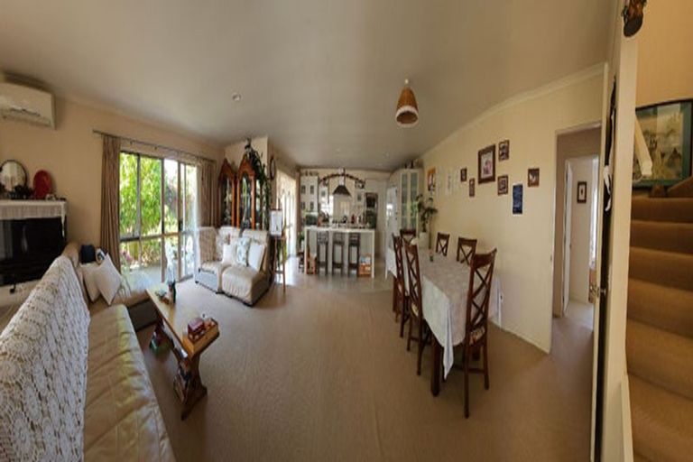 Photo of property in 4 Oswald Close, Flat Bush, Auckland, 2016