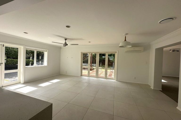 Photo of property in 24 Tyrian Close, Half Moon Bay, Auckland, 2012