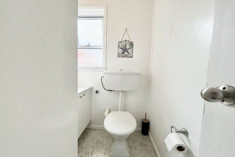 Photo of property in 8 Divich Avenue, Te Atatu South, Auckland, 0610