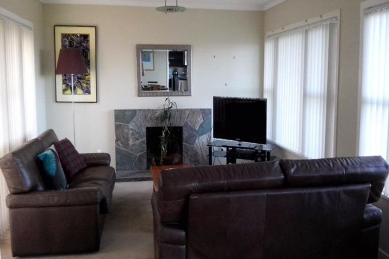 Photo of property in 11 Colonial Road, Chatswood, Auckland, 0626