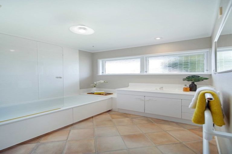 Photo of property in 15 Harford Place, Pakuranga Heights, Auckland, 2010