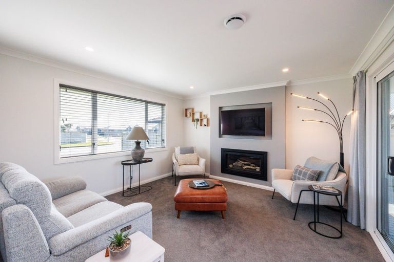 Photo of property in 6 Atlantic Drive, Fitzherbert, Palmerston North, 4410