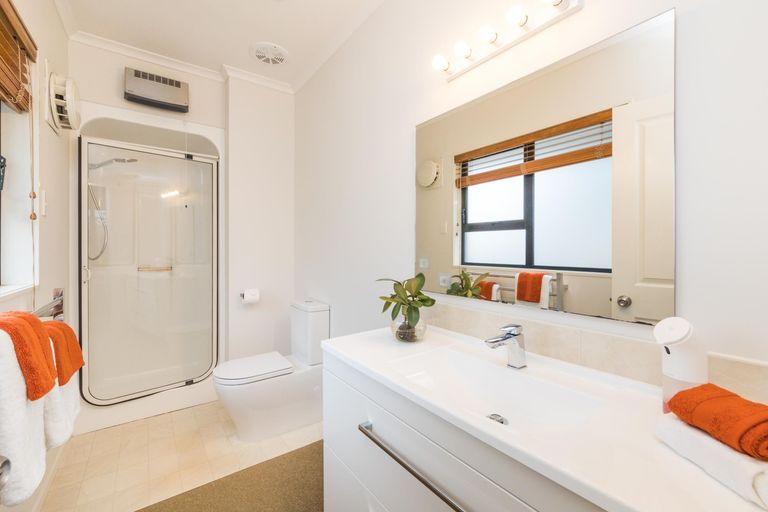 Photo of property in 15 Phoenix Avenue, Hokowhitu, Palmerston North, 4410