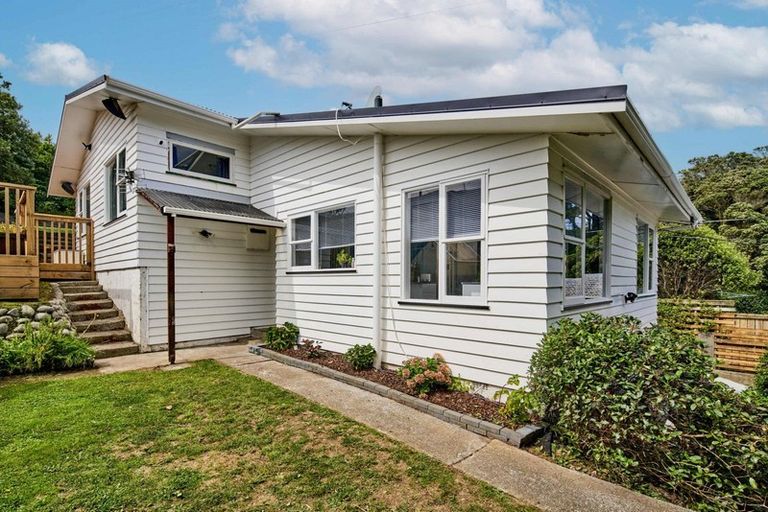 Photo of property in 27 Griffiths Grove, Newlands, Wellington, 6037