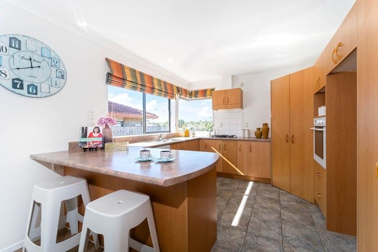 Photo of property in 17 Copplestone Place, New Lynn, Auckland, 0600