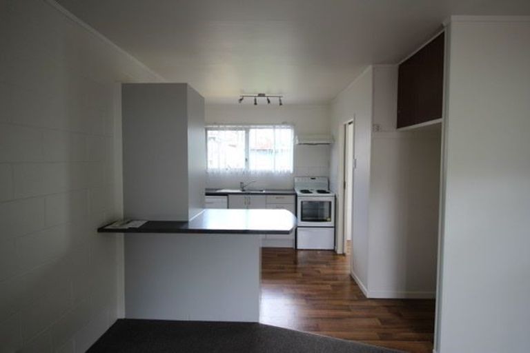 Photo of property in 2/587 Glenfield Road, Totara Vale, Auckland, 0629