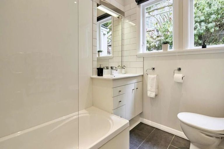 Photo of property in 24 Elmslie Road, Pinehaven, Upper Hutt, 5019