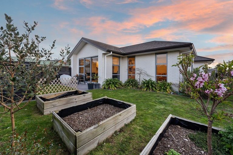 Photo of property in 6 Greenridge Lane, Merrilands, New Plymouth, 4312