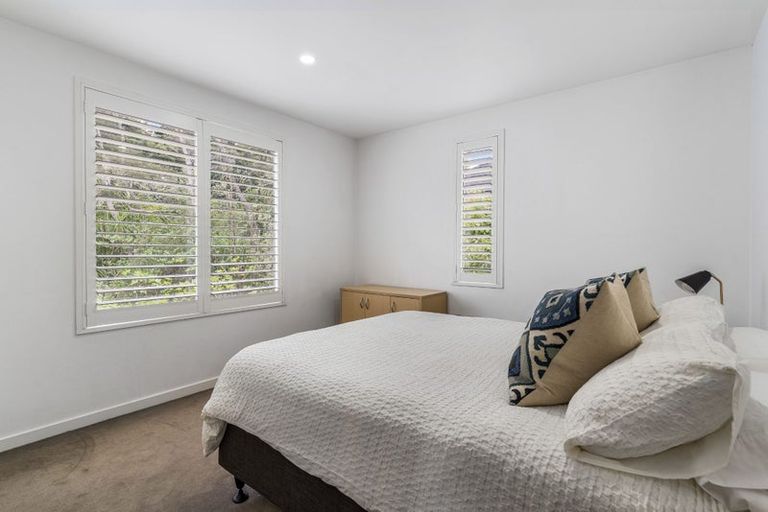 Photo of property in 11a Wernham Place, Northcote, Auckland, 0626