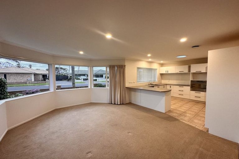 Photo of property in 18 Dan Tori Place, Orewa, 0931