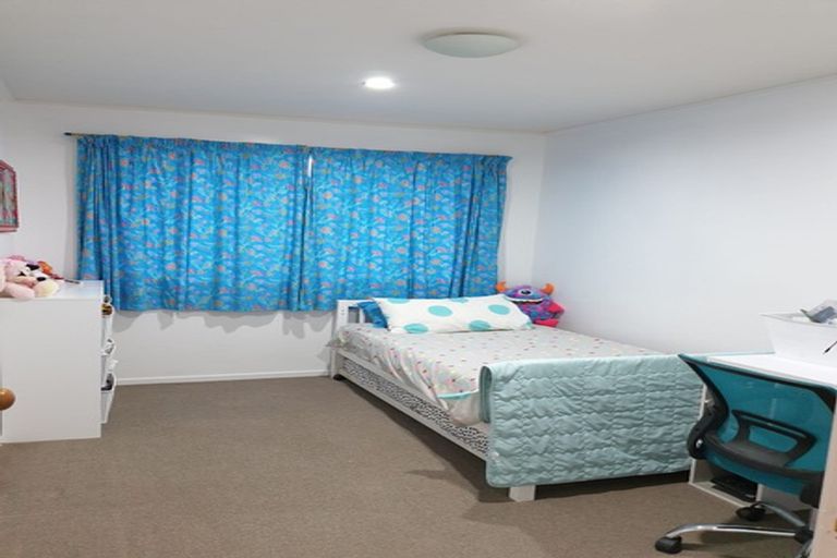 Photo of property in 1/219 Glenfield Road, Hillcrest, Auckland, 0627