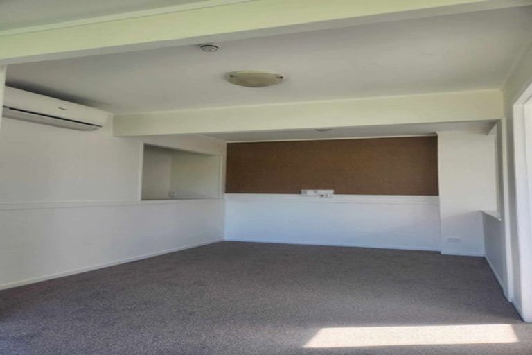 Photo of property in 4 Wanita Place, Totara Vale, Auckland, 0629