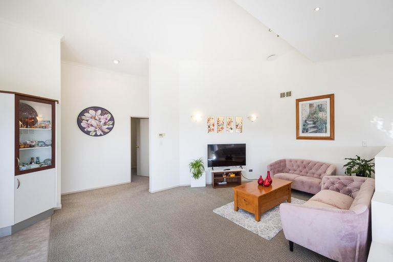 Photo of property in 111 Ruapehu Drive, Fitzherbert, Palmerston North, 4410