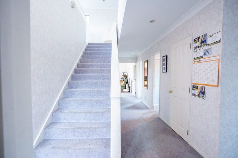 Photo of property in 25 Rosebank Avenue, Kelvin Grove, Palmerston North, 4414