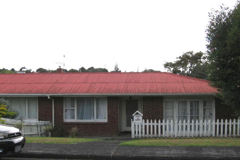Photo of property in 1b Barron Drive, Green Bay, Auckland, 0604