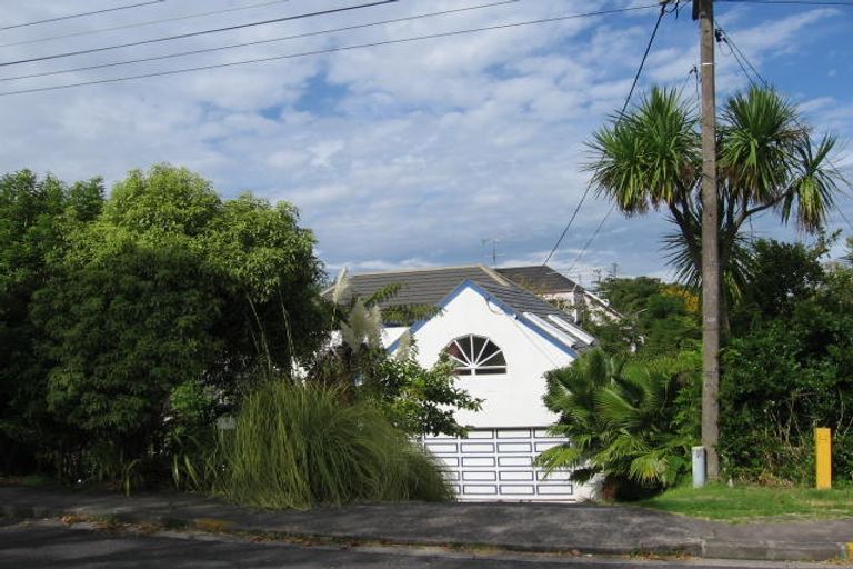 Photo of property in 1/992 Beach Road, Torbay, Auckland, 0630