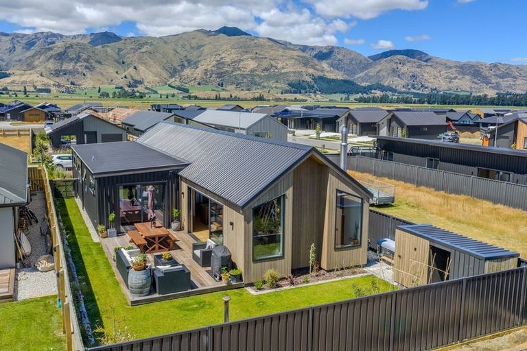 Photo of property in 16 Guthrie Street, Lake Hawea, 9382