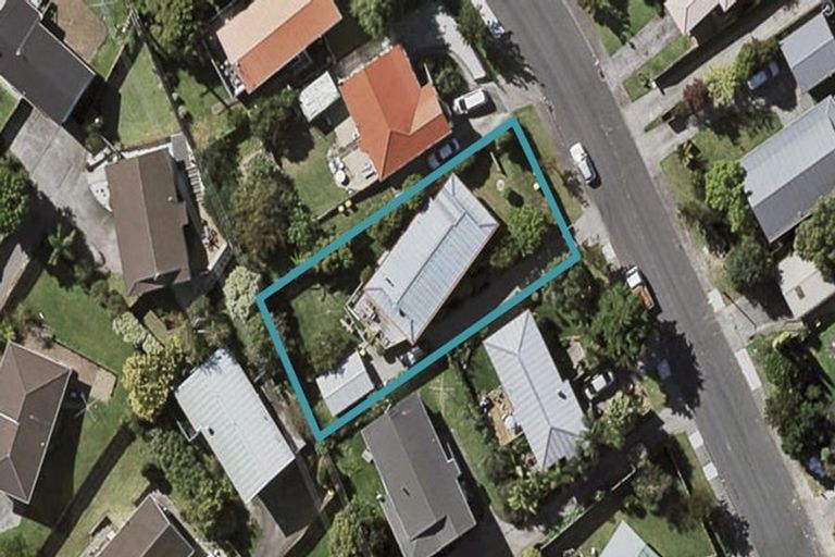 Photo of property in 72 Totaravale Drive, Totara Vale, Auckland, 0629