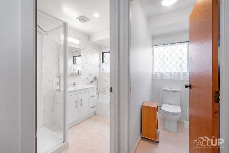 Photo of property in 5 Bosnyak Drive, Te Atatu South, Auckland, 0610