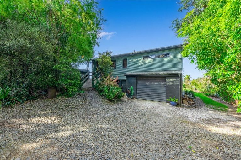 Photo of property in 1736 East Coast Road, Whakatiwai, Miranda, 2473