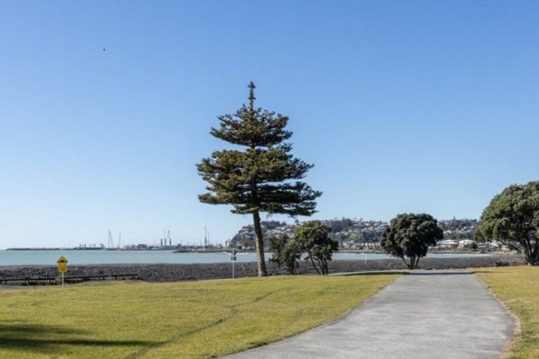 Photo of property in 82 Charles Street, Westshore, Napier, 4110