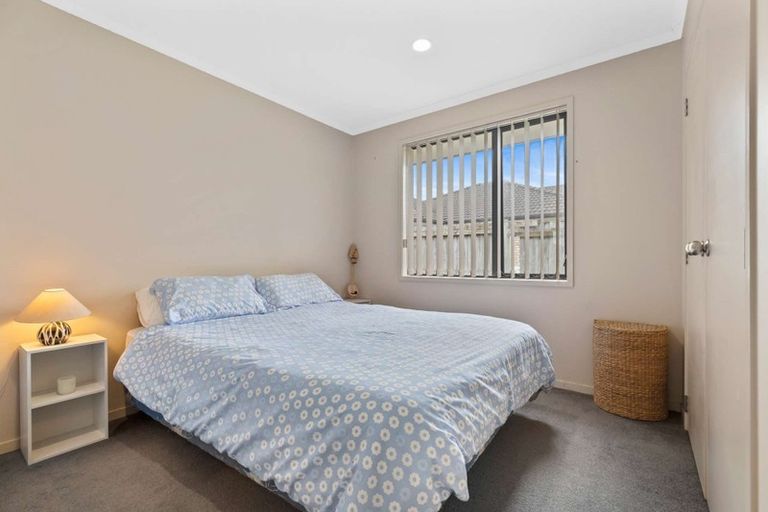 Photo of property in 15 Ernest Shackleton Place, Waiuku, 2123