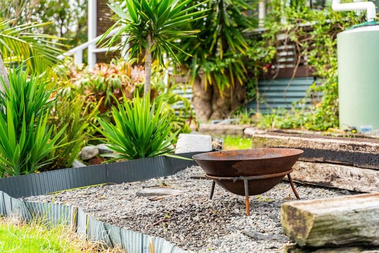 Photo of property in 9 Whaka Street, Maungaturoto, 0520