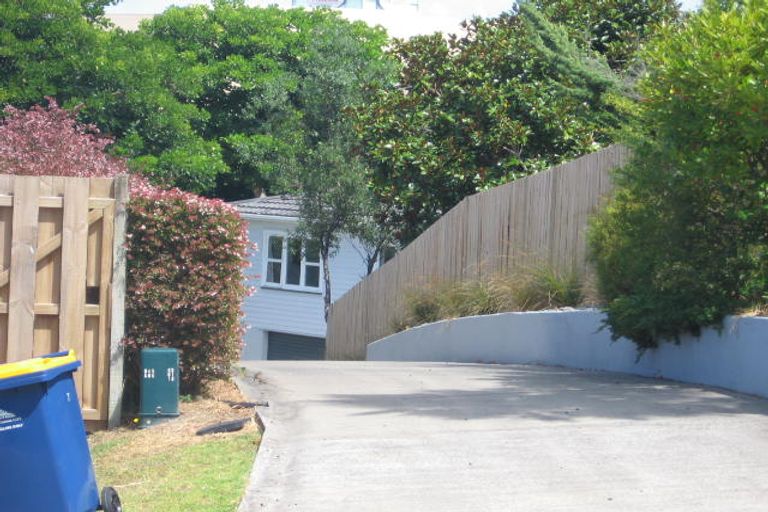 Photo of property in 2/5 Camelot Place, Glenfield, Auckland, 0629