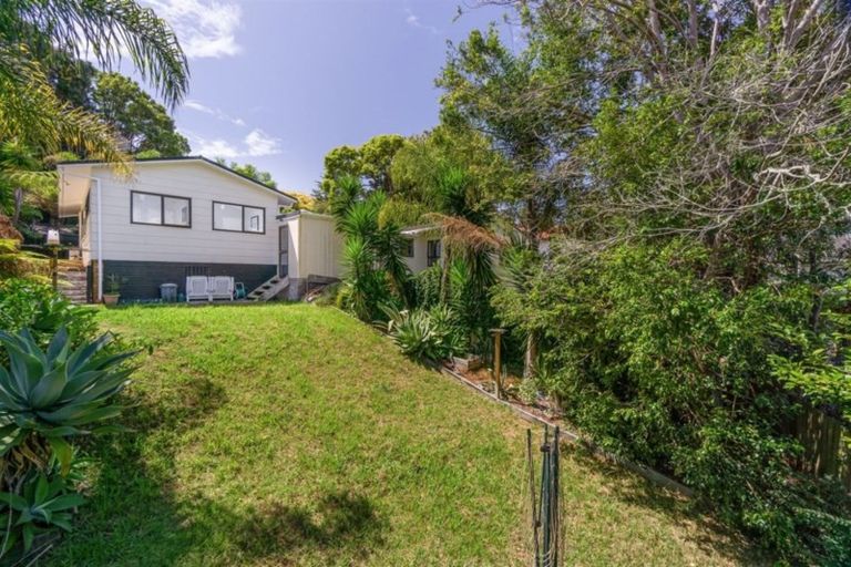 Photo of property in 1/5 Phillipa Place, Browns Bay, Auckland, 0630