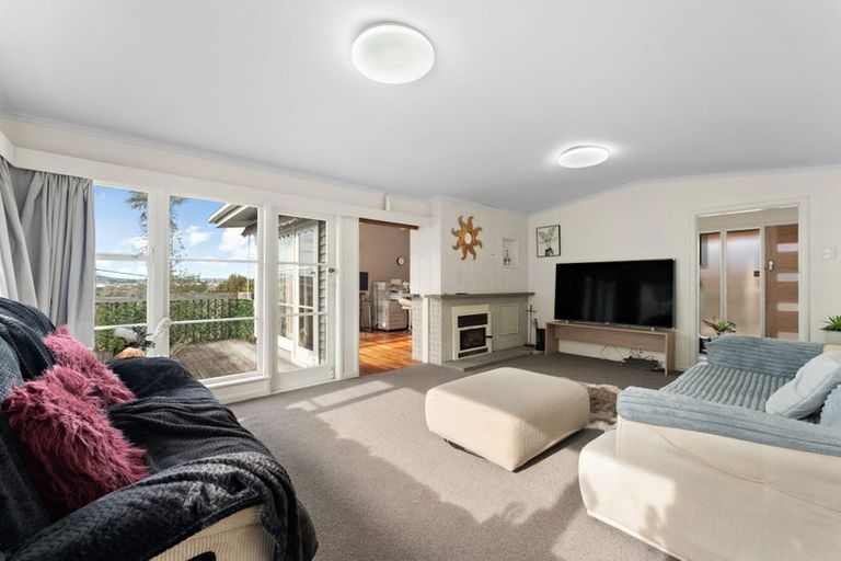 Photo of property in 6 Merville Avenue, Te Atatu South, Auckland, 0610