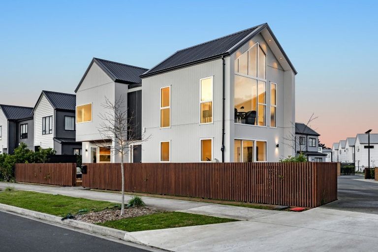 Photo of property in 6 Cara Avenue, Kumeu, 0810