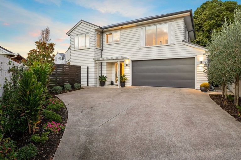 Photo of property in 2/10 Webb Place, Forrest Hill, Auckland, 0620