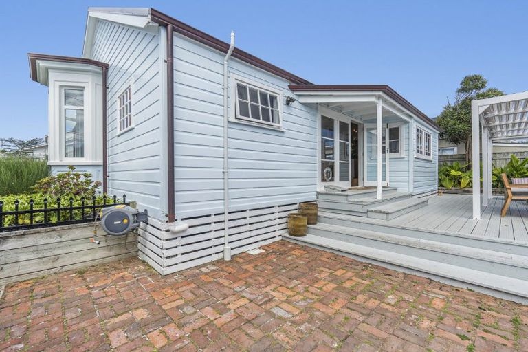 Photo of property in 18 Morley Street, New Plymouth, 4310