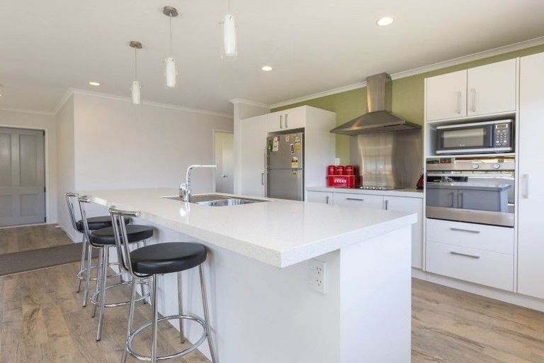 Photo of property in 22 Sunstone Crescent, Brown Owl, Upper Hutt, 5018