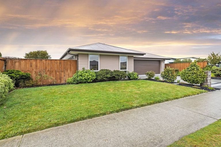 Photo of property in 100 Shillingford Boulevard, Rolleston, 7615