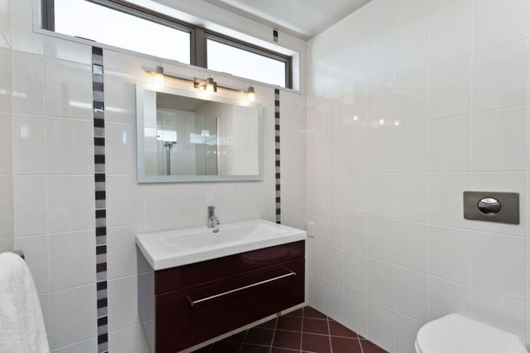 Photo of property in 8 Saint Andrews Square, Strowan, Christchurch, 8052