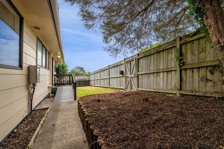 Photo of property in 33 Riversdale Drive, Merrilands, New Plymouth, 4312