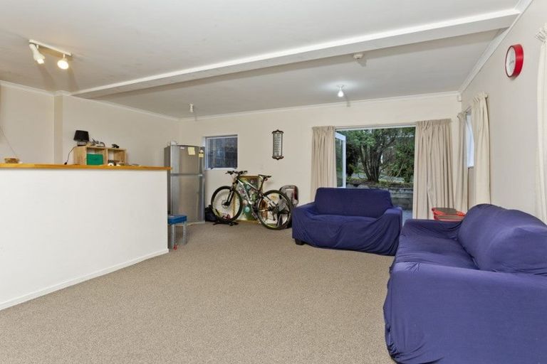 Photo of property in 10 Holdaway Avenue, Northcote, Auckland, 0627