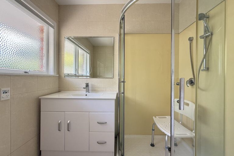 Photo of property in 1/40 Ocean View Road, Northcote, Auckland, 0627