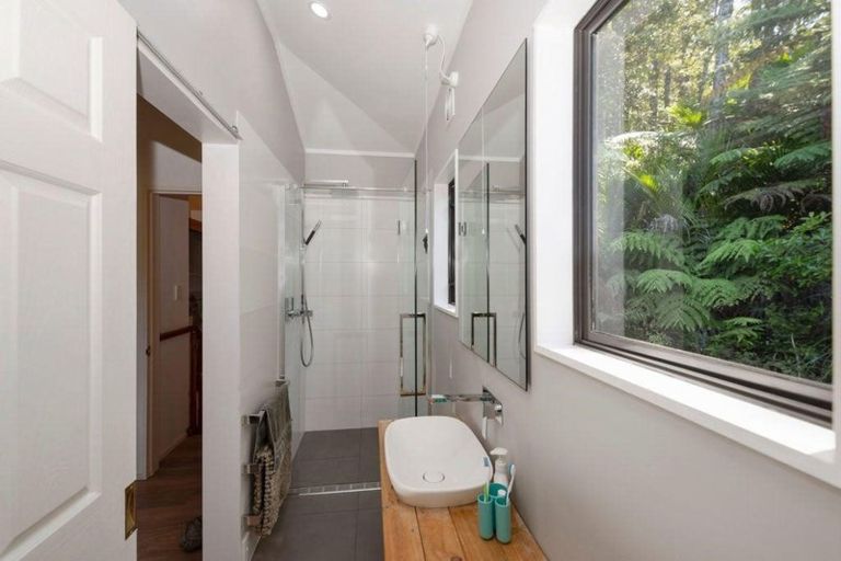 Photo of property in 24 Valley Road, Titirangi, Auckland, 0604