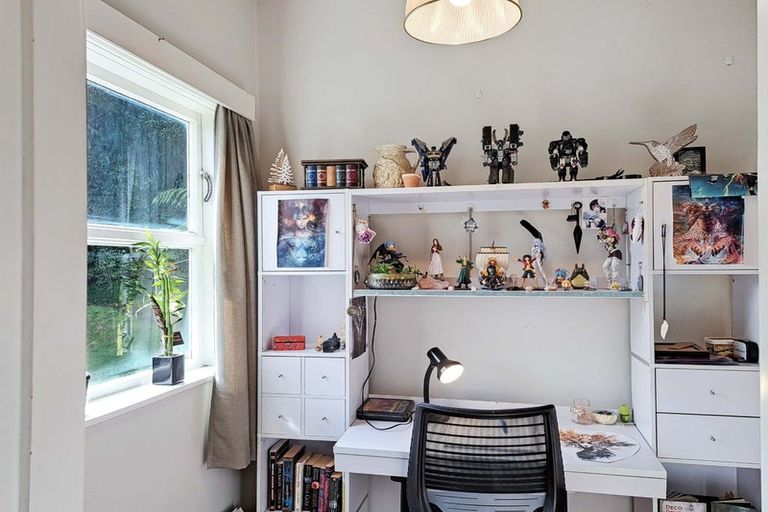 Photo of property in 42 Pokohiwi Road, Normandale, Lower Hutt, 5010