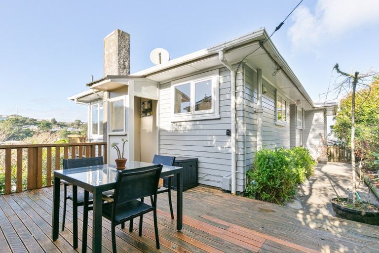 Photo of property in 137 Ruskin Road, Newlands, Wellington, 6037